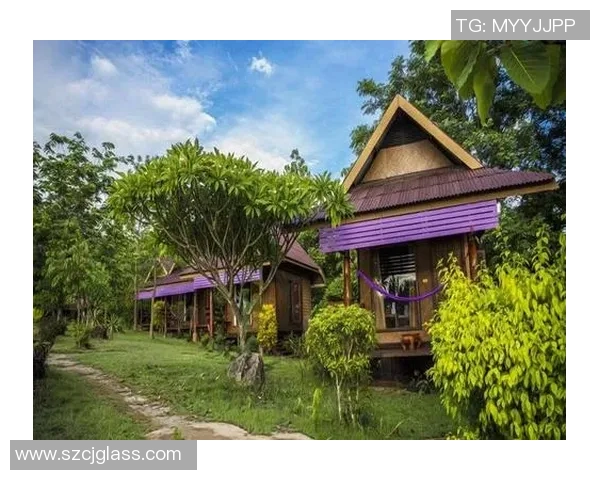 足球明星妻子携手出海度假享受浪漫时光尽显奢华生活方式